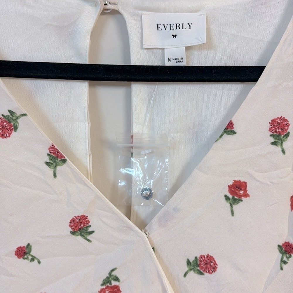 BNWOT Everly Cream Smocked Ruffled romper size M - Picture 4 of 5